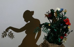Картинки игра теней. Тень девушки с веточкой в руке, созданная при помощи икебаны