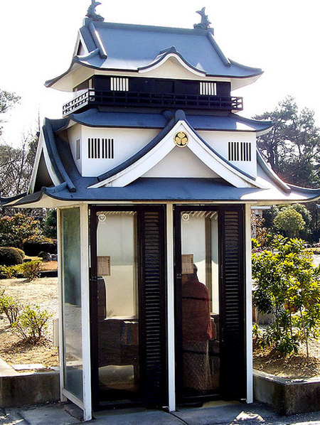 Необычная телефонная будка пагода Япония