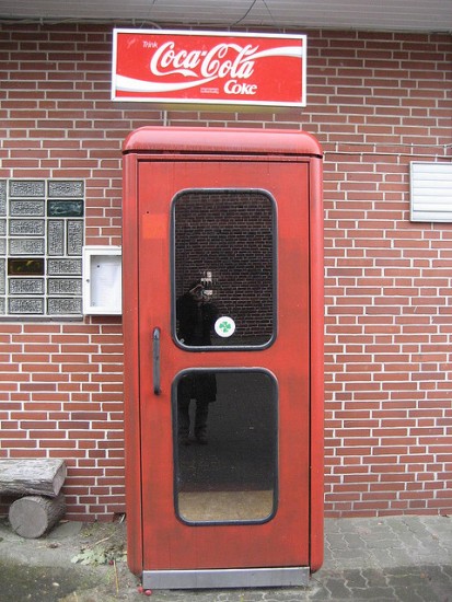 Телефонная будка, ведущая в бар